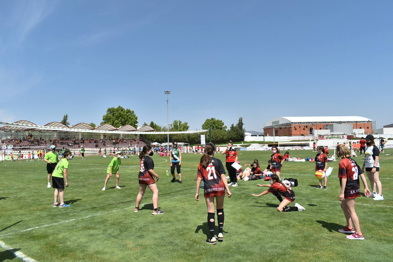 El Estadio Municipal de Miajadas acogió el 'X Día del Minivoley de Extremadura', en el que se dieron cita unos 340 jugadores prebenjamines, benjamines y alevines llegados desde Cáceres, Badajoz, Mérida, Coria, Usagre, Almendralejo, Brozas, Torrejoncillo, Ribera del Fresno, Madrigal de la Vera, Villanueva del Fresno y Miajadas. El césped fue dividido en diez canchas en las que disputaron distintos partidos de manera simultánea desde las 10 de la mañana hasta las 12:30, debido a las altas temperaturas. Al finalizar la jornada cada jugador recibió una medalla por parte del presidente de la Federación Extremeña de Voleibol, José Carlos Dómine, el vicepresidente Antonio García, y el alcalde de Miajadas, Antonio Díaz. 