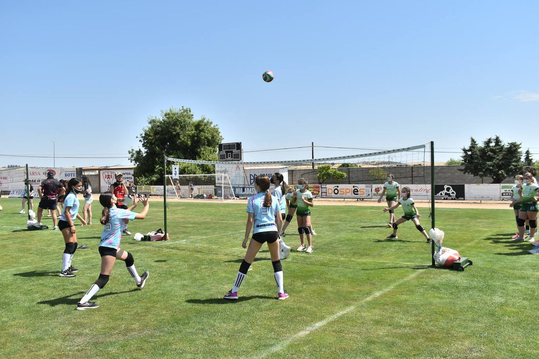 El Estadio Municipal de Miajadas acogió el 'X Día del Minivoley de Extremadura', en el que se dieron cita unos 340 jugadores prebenjamines, benjamines y alevines llegados desde Cáceres, Badajoz, Mérida, Coria, Usagre, Almendralejo, Brozas, Torrejoncillo, Ribera del Fresno, Madrigal de la Vera, Villanueva del Fresno y Miajadas. El césped fue dividido en diez canchas en las que disputaron distintos partidos de manera simultánea desde las 10 de la mañana hasta las 12:30, debido a las altas temperaturas. Al finalizar la jornada cada jugador recibió una medalla por parte del presidente de la Federación Extremeña de Voleibol, José Carlos Dómine, el vicepresidente Antonio García, y el alcalde de Miajadas, Antonio Díaz. 