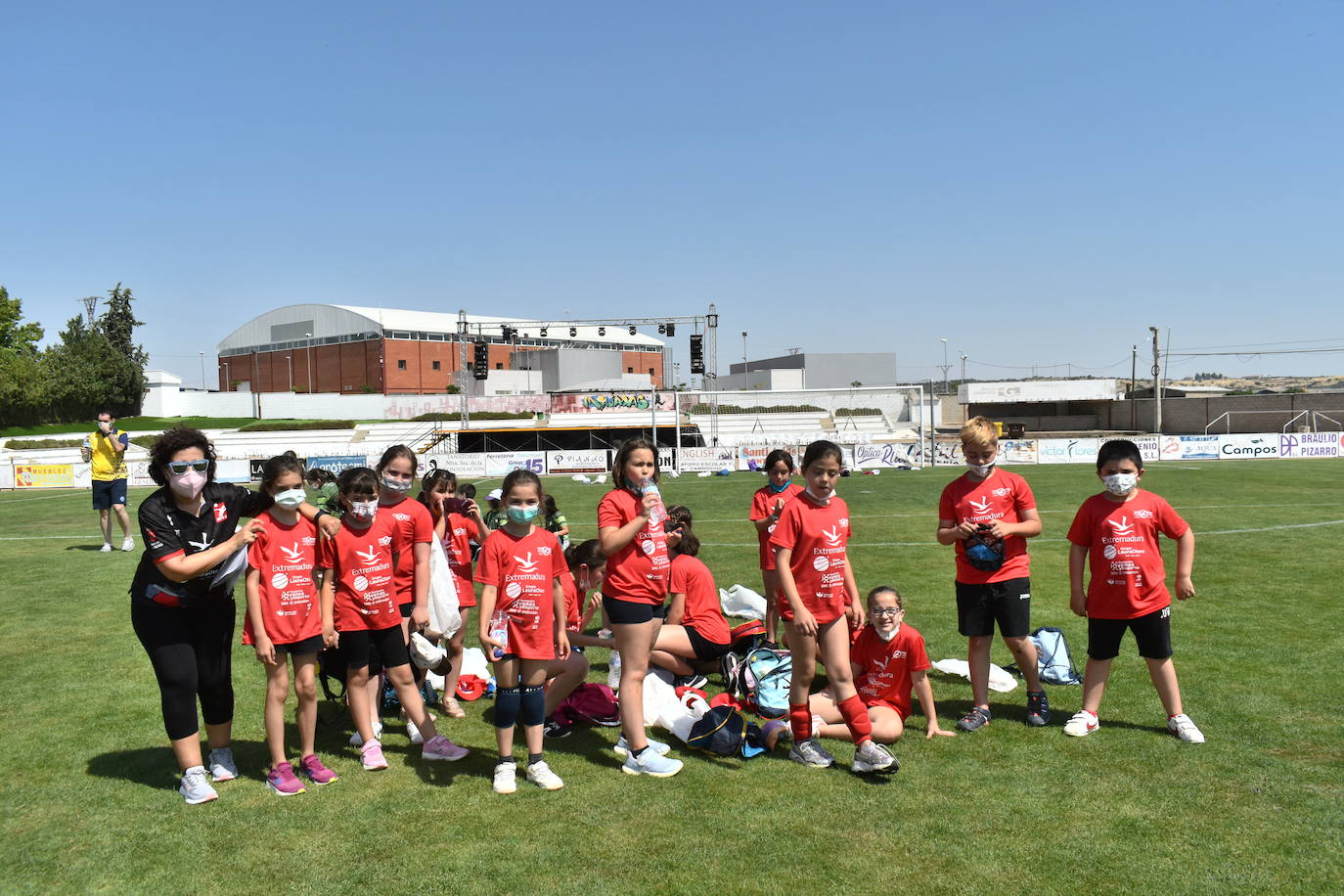 El Estadio Municipal de Miajadas acogió el 'X Día del Minivoley de Extremadura', en el que se dieron cita unos 340 jugadores prebenjamines, benjamines y alevines llegados desde Cáceres, Badajoz, Mérida, Coria, Usagre, Almendralejo, Brozas, Torrejoncillo, Ribera del Fresno, Madrigal de la Vera, Villanueva del Fresno y Miajadas. El césped fue dividido en diez canchas en las que disputaron distintos partidos de manera simultánea desde las 10 de la mañana hasta las 12:30, debido a las altas temperaturas. Al finalizar la jornada cada jugador recibió una medalla por parte del presidente de la Federación Extremeña de Voleibol, José Carlos Dómine, el vicepresidente Antonio García, y el alcalde de Miajadas, Antonio Díaz. 