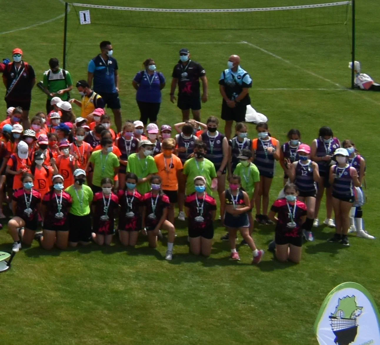 El Estadio Municipal de Miajadas acogió el 'X Día del Minivoley de Extremadura', en el que se dieron cita unos 340 jugadores prebenjamines, benjamines y alevines llegados desde Cáceres, Badajoz, Mérida, Coria, Usagre, Almendralejo, Brozas, Torrejoncillo, Ribera del Fresno, Madrigal de la Vera, Villanueva del Fresno y Miajadas. El césped fue dividido en diez canchas en las que disputaron distintos partidos de manera simultánea desde las 10 de la mañana hasta las 12:30, debido a las altas temperaturas. Al finalizar la jornada cada jugador recibió una medalla por parte del presidente de la Federación Extremeña de Voleibol, José Carlos Dómine, el vicepresidente Antonio García, y el alcalde de Miajadas, Antonio Díaz. 