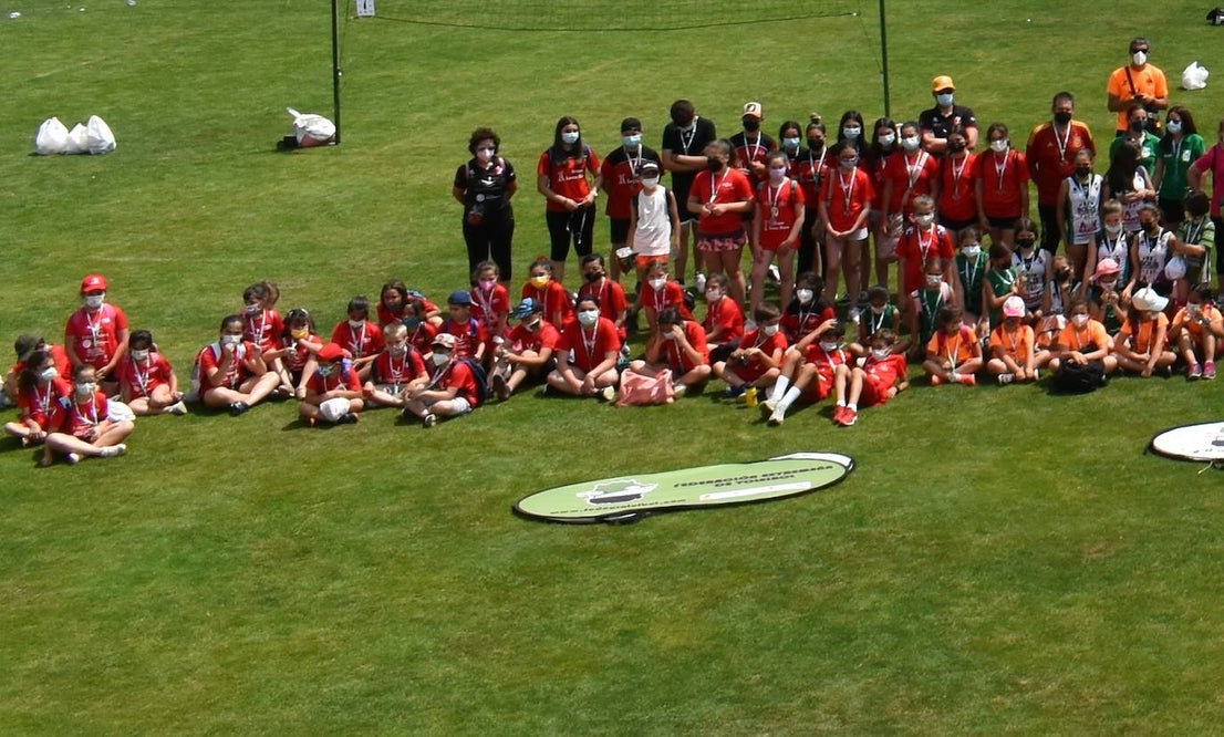 El Estadio Municipal de Miajadas acogió el 'X Día del Minivoley de Extremadura', en el que se dieron cita unos 340 jugadores prebenjamines, benjamines y alevines llegados desde Cáceres, Badajoz, Mérida, Coria, Usagre, Almendralejo, Brozas, Torrejoncillo, Ribera del Fresno, Madrigal de la Vera, Villanueva del Fresno y Miajadas. El césped fue dividido en diez canchas en las que disputaron distintos partidos de manera simultánea desde las 10 de la mañana hasta las 12:30, debido a las altas temperaturas. Al finalizar la jornada cada jugador recibió una medalla por parte del presidente de la Federación Extremeña de Voleibol, José Carlos Dómine, el vicepresidente Antonio García, y el alcalde de Miajadas, Antonio Díaz. 