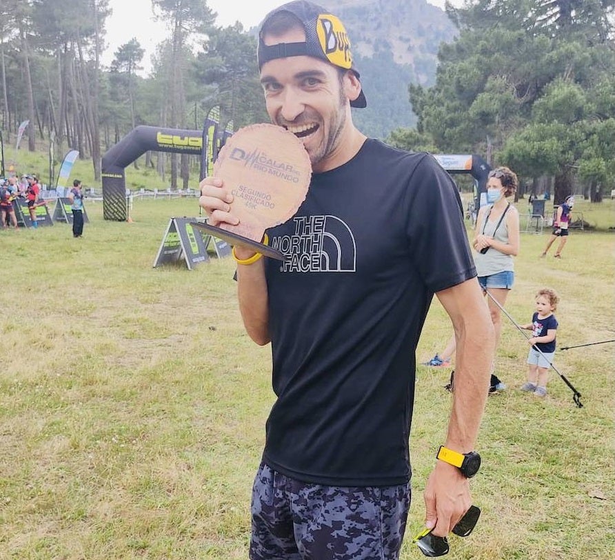 Jairo posa con su trofeo 
