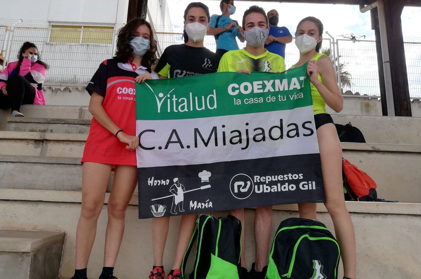 Los atletas miajadeños posan con la bandera del club tras la competición en Cáceres 