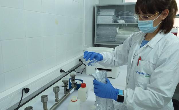 Una analista trabaja en el laboratorio de Aqualia en Badajoz.AQUALIA