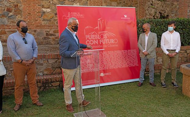 El presidente de la Diputación, Carlos Carlos, en la presentación del plan.. 