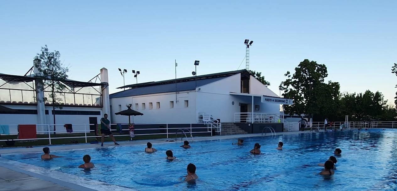 Clase de Aquaeróbic impartida en la piscina de verano de Miajadas 