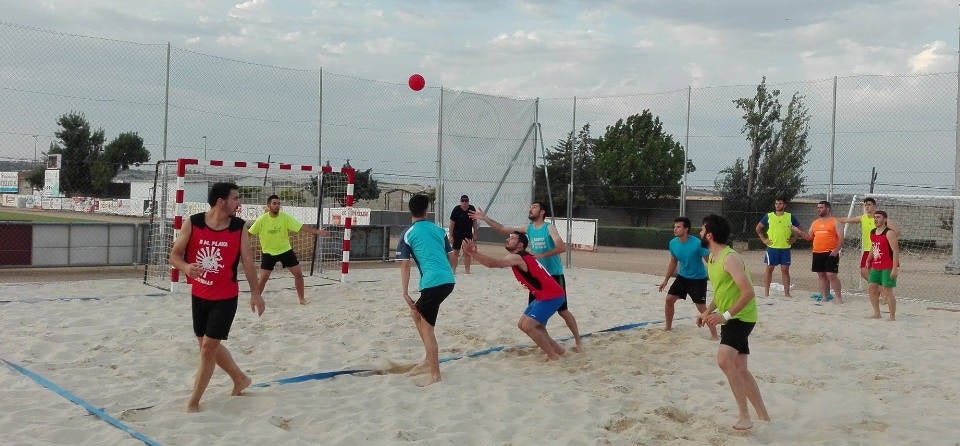 Imagen de archivo de un partido de balonmano playa en las pistas de arena del estadio municipal de Miajadas 