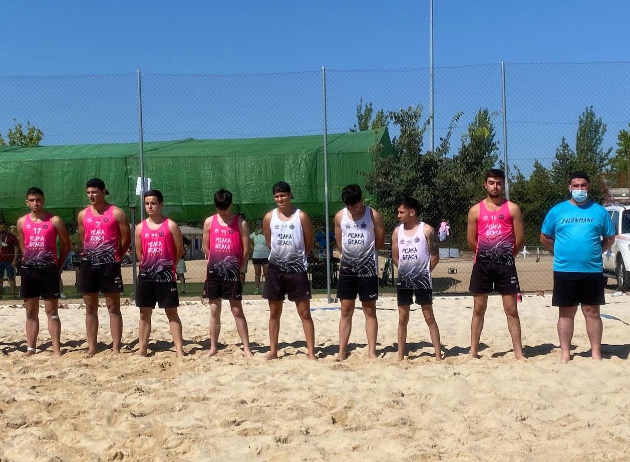 Los Senior 'Miakas B' con Jose Loro al frente del equipo (derecha) 