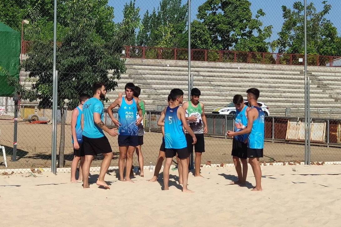 El equipo cadete 'Miaka beach' recibe instrucciones 