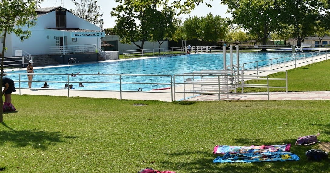 Los pequeños se diviertes en las instalaciones de la piscina municipal de Miajadas 