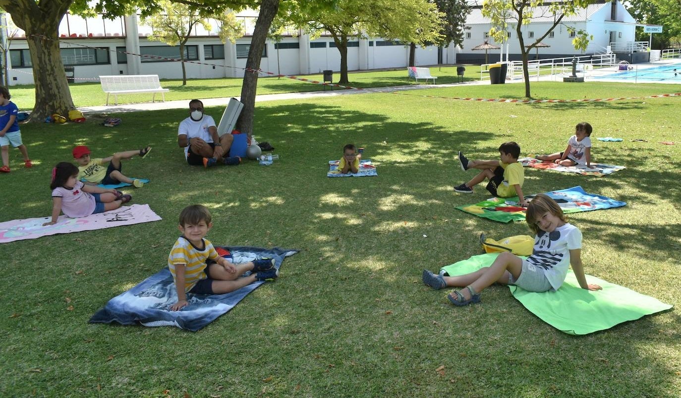 Los pequeños miajadeños disfrutan en la Escuela infantil de verano mientras conocen las fiestas de interés turístico regional mediante juegos, manualidades y bailes. 