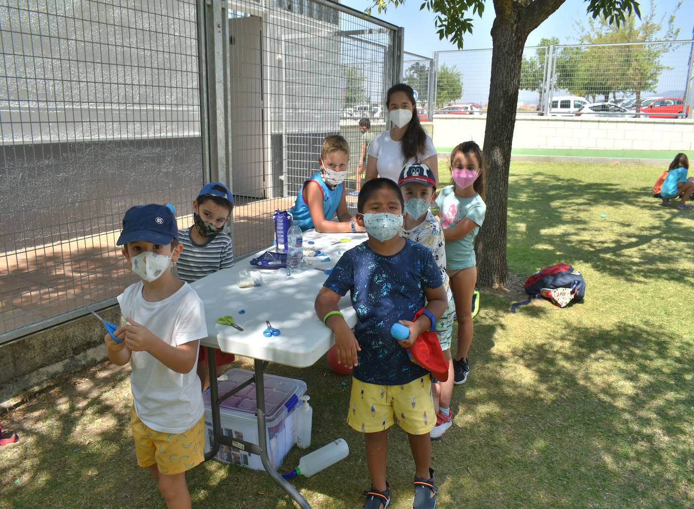 Los pequeños miajadeños disfrutan en la Escuela infantil de verano mientras conocen las fiestas de interés turístico regional mediante juegos, manualidades y bailes. 