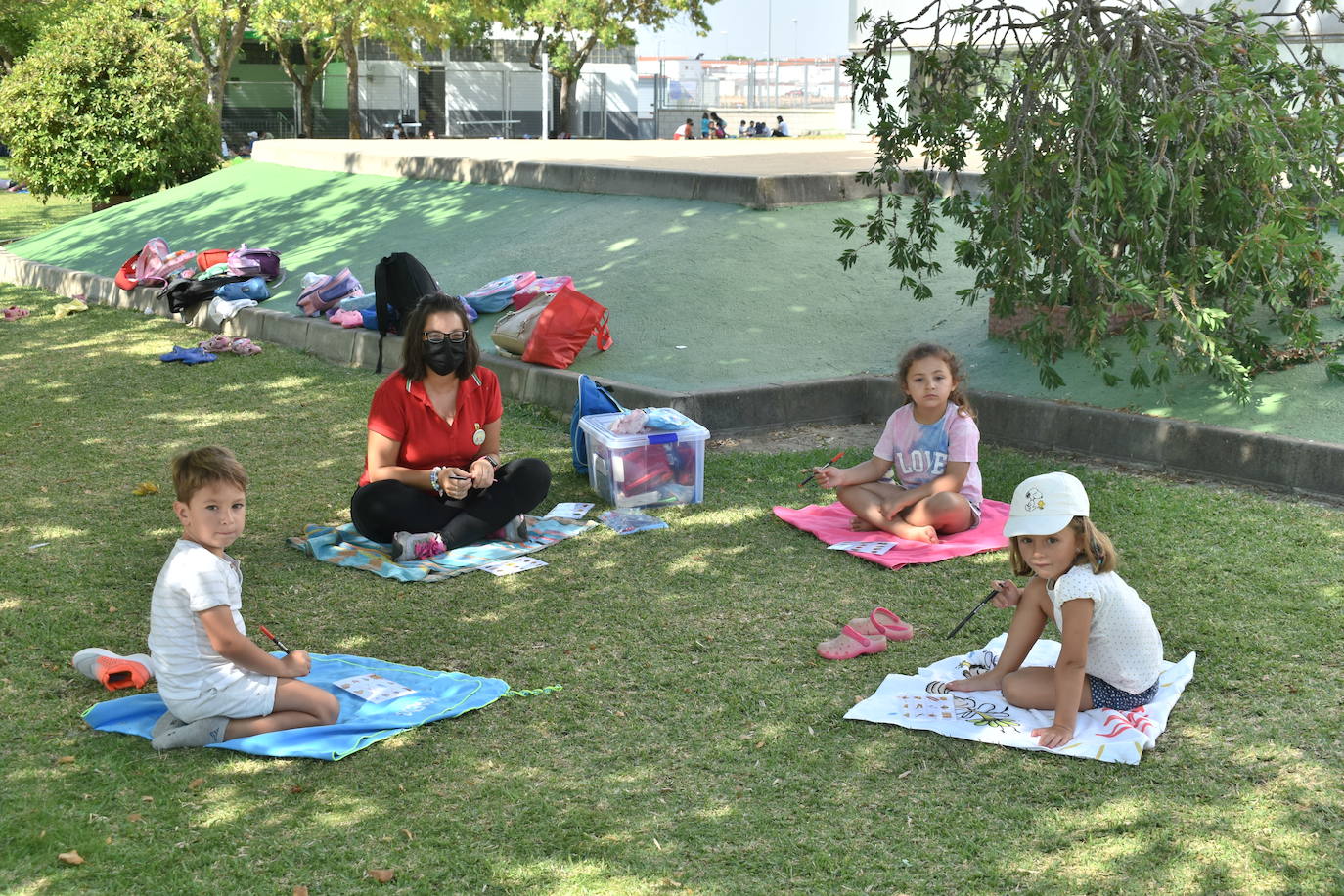 Los pequeños miajadeños disfrutan en la Escuela infantil de verano mientras conocen las fiestas de interés turístico regional mediante juegos, manualidades y bailes. 