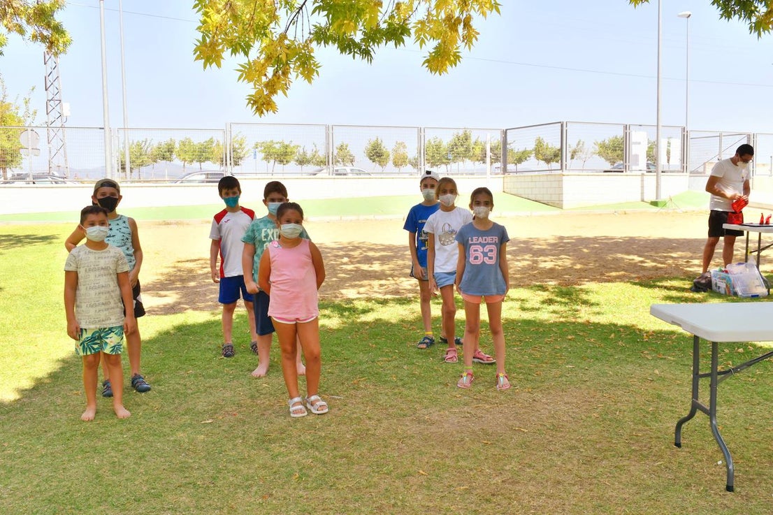 Los pequeños miajadeños disfrutan en la Escuela infantil de verano mientras conocen las fiestas de interés turístico regional mediante juegos, manualidades y bailes. 