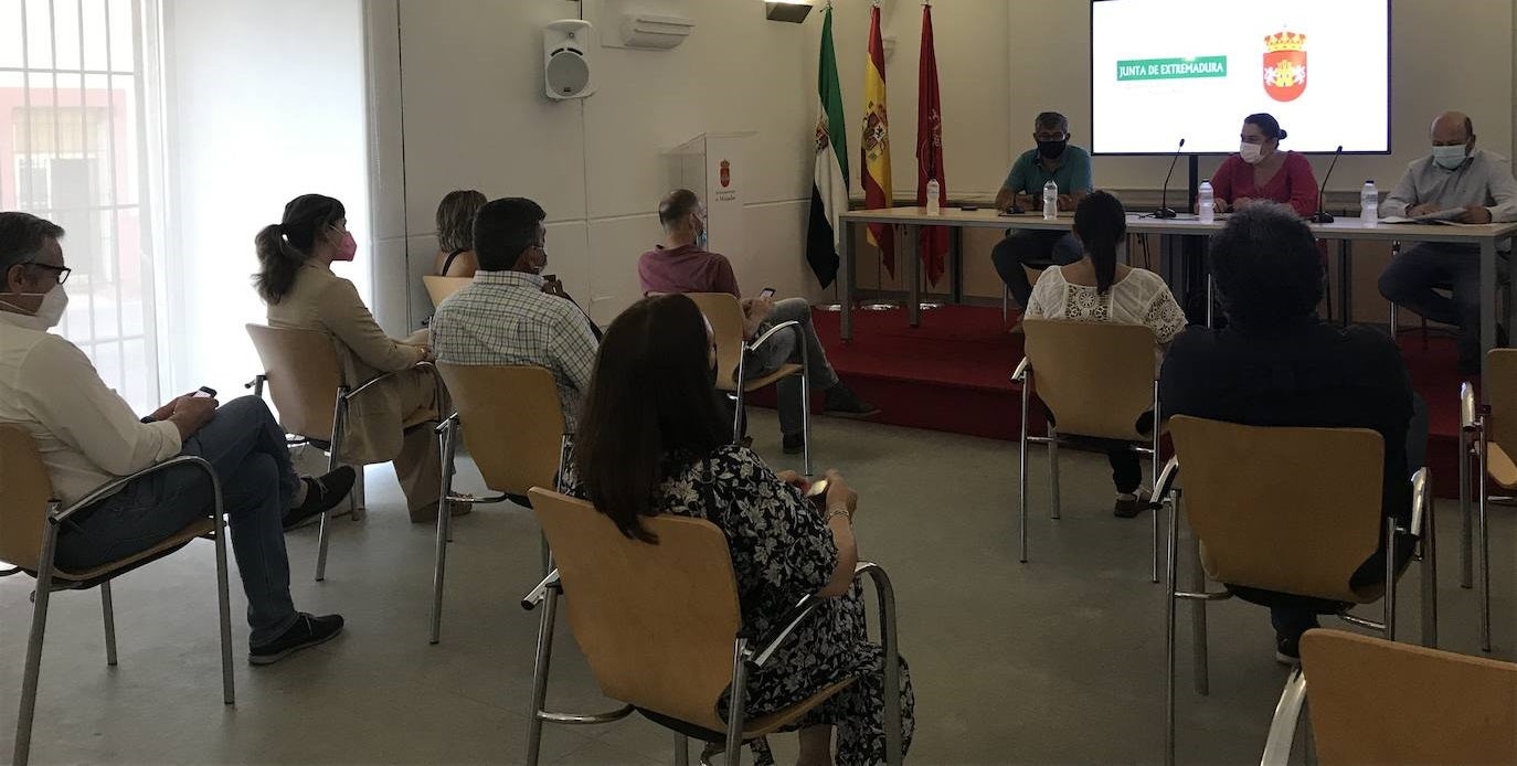 Antonio Díaz, alcalde de Miajadas, Begoña García, consejera de Agricultura, y Javier Gonzalo, director de PAC 
