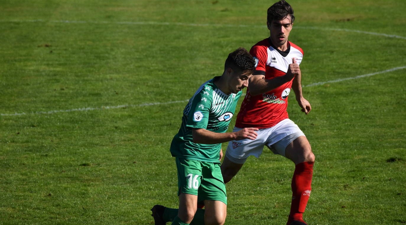 Ramiro (derecha) en el partido de la pasada temporada contra el Fuente de Cantos en Miajadas 