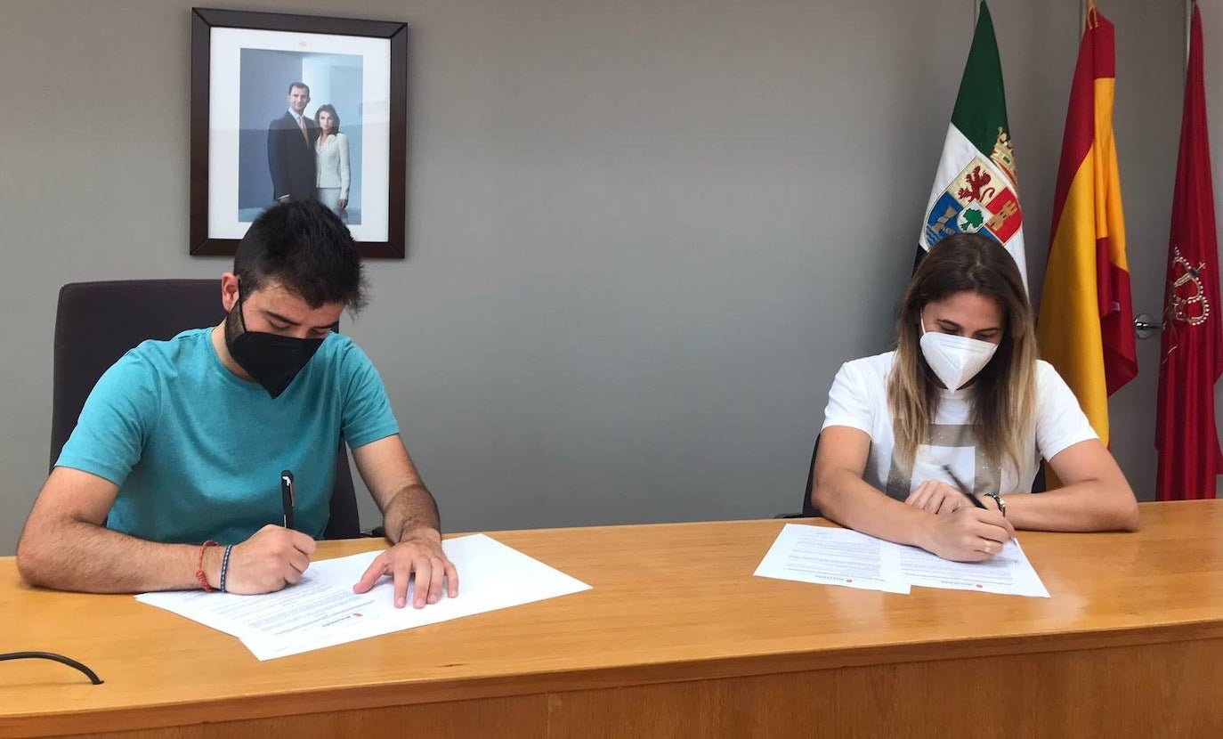 Concejal de Deportes, Jesús Sánchez, y presidenta de la AD de Salvamento y Socorrismo Miajadas, María Barbero 