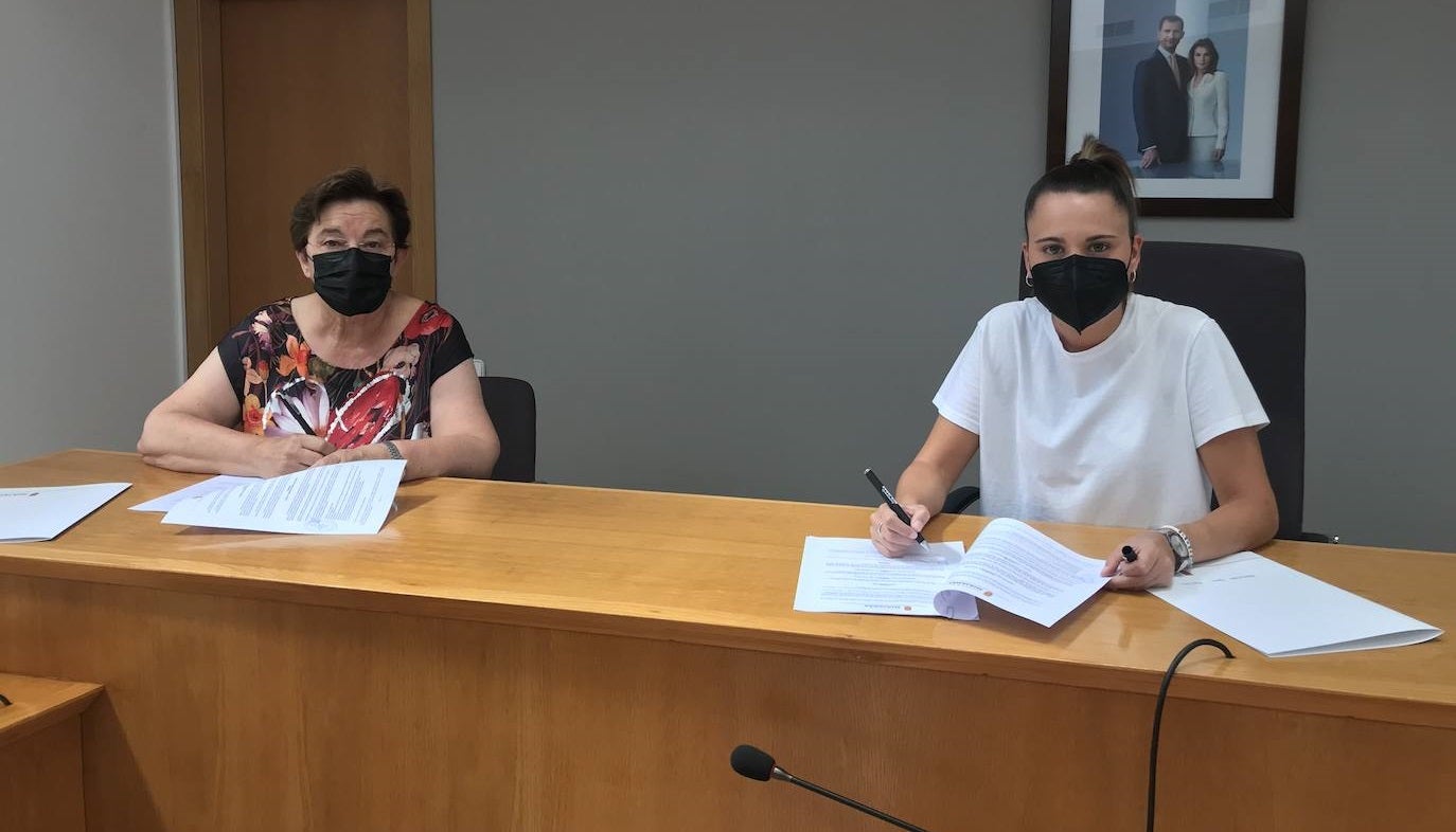 Acto de firma entre la presidenta de la Coral, Mª Isabel Naharro, y la Concejala de Cultura, Gloria Esteban 