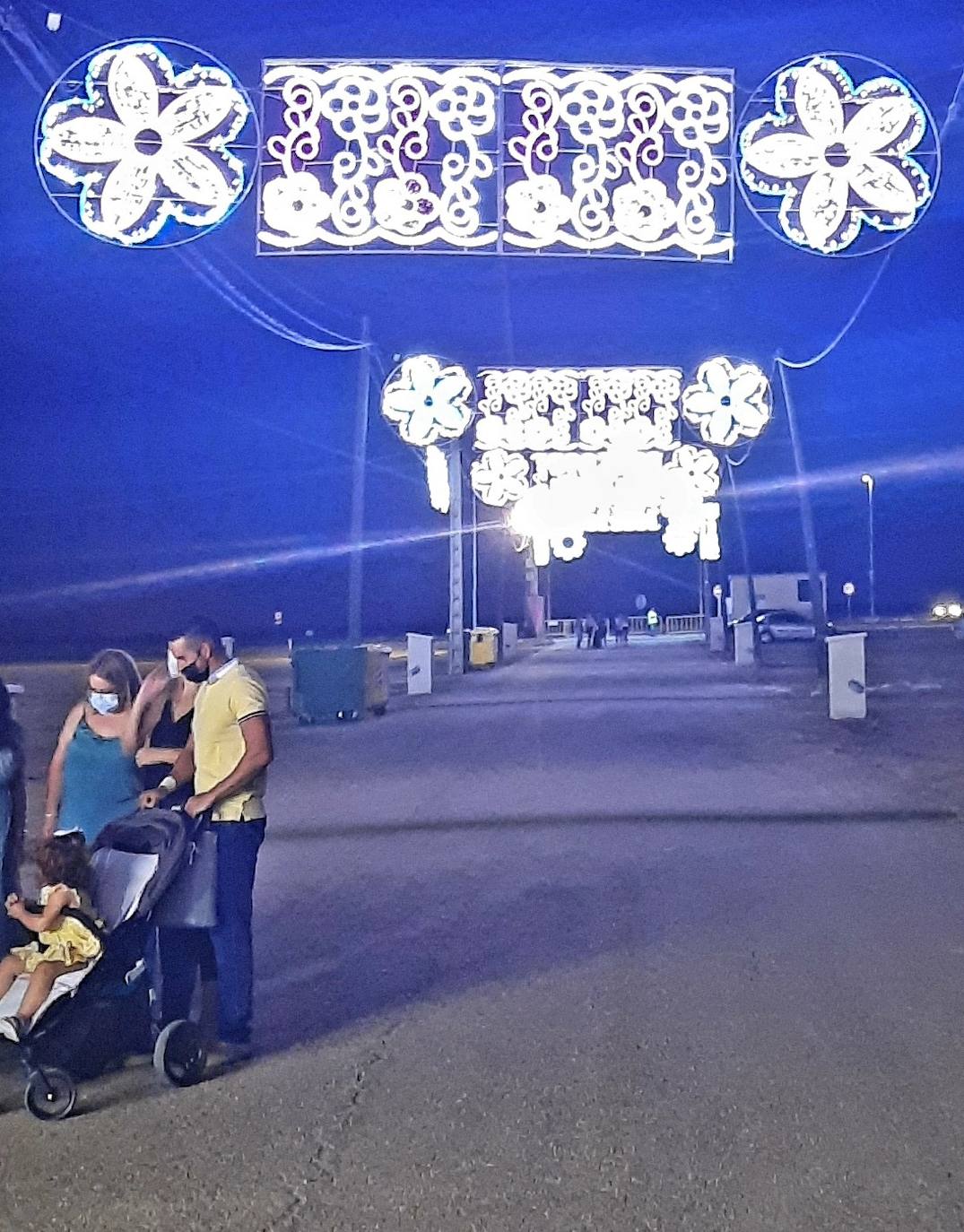 Sin verbena, sin pregón de fiestas, sin feria de día, sin fuegos artificiales, sin día de peñas,... Pero con atracciones en el ferial, puestecillos, terrazas de hamburgueserías ambulantes y, sobre todo, con ilusión, aunque acompañada de precaución y medidas de seguridad. Así se resumen las Fiestas de agosto 2021 en Miajadas. 