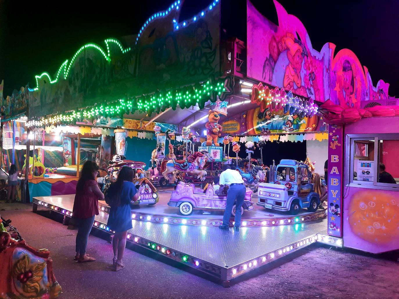 Sin verbena, sin pregón de fiestas, sin feria de día, sin fuegos artificiales, sin día de peñas,... Pero con atracciones en el ferial, puestecillos, terrazas de hamburgueserías ambulantes y, sobre todo, con ilusión, aunque acompañada de precaución y medidas de seguridad. Así se resumen las Fiestas de agosto 2021 en Miajadas. 