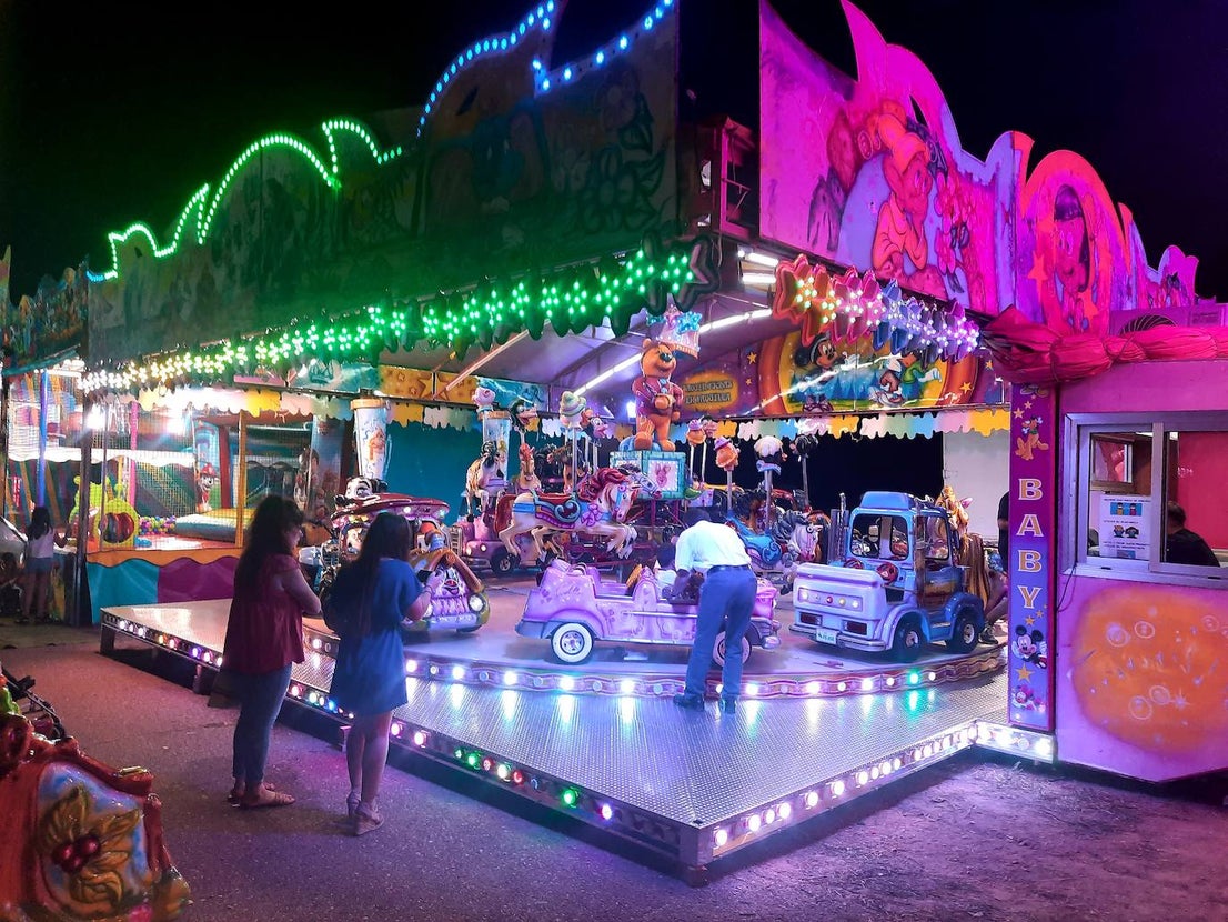 Sin verbena, sin pregón de fiestas, sin feria de día, sin fuegos artificiales, sin día de peñas,... Pero con atracciones en el ferial, puestecillos, terrazas de hamburgueserías ambulantes y, sobre todo, con ilusión, aunque acompañada de precaución y medidas de seguridad. Así se resumen las Fiestas de agosto 2021 en Miajadas. 