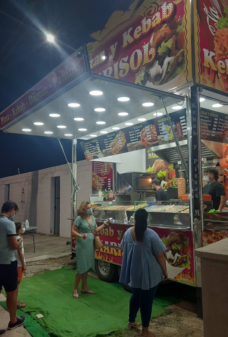 Sin verbena, sin pregón de fiestas, sin feria de día, sin fuegos artificiales, sin día de peñas,... Pero con atracciones en el ferial, puestecillos, terrazas de hamburgueserías ambulantes y, sobre todo, con ilusión, aunque acompañada de precaución y medidas de seguridad. Así se resumen las Fiestas de agosto 2021 en Miajadas. 