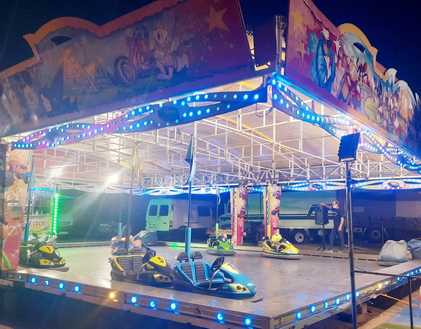 Sin verbena, sin pregón de fiestas, sin feria de día, sin fuegos artificiales, sin día de peñas,... Pero con atracciones en el ferial, puestecillos, terrazas de hamburgueserías ambulantes y, sobre todo, con ilusión, aunque acompañada de precaución y medidas de seguridad. Así se resumen las Fiestas de agosto 2021 en Miajadas. 