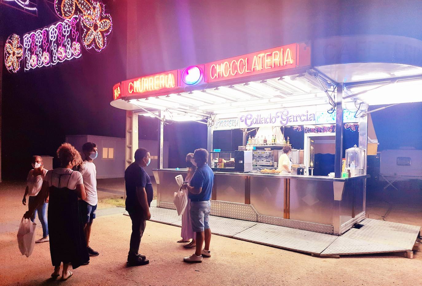 Sin verbena, sin pregón de fiestas, sin feria de día, sin fuegos artificiales, sin día de peñas,... Pero con atracciones en el ferial, puestecillos, terrazas de hamburgueserías ambulantes y, sobre todo, con ilusión, aunque acompañada de precaución y medidas de seguridad. Así se resumen las Fiestas de agosto 2021 en Miajadas. 