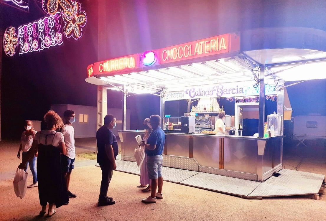 Sin verbena, sin pregón de fiestas, sin feria de día, sin fuegos artificiales, sin día de peñas,... Pero con atracciones en el ferial, puestecillos, terrazas de hamburgueserías ambulantes y, sobre todo, con ilusión, aunque acompañada de precaución y medidas de seguridad. Así se resumen las Fiestas de agosto 2021 en Miajadas. 