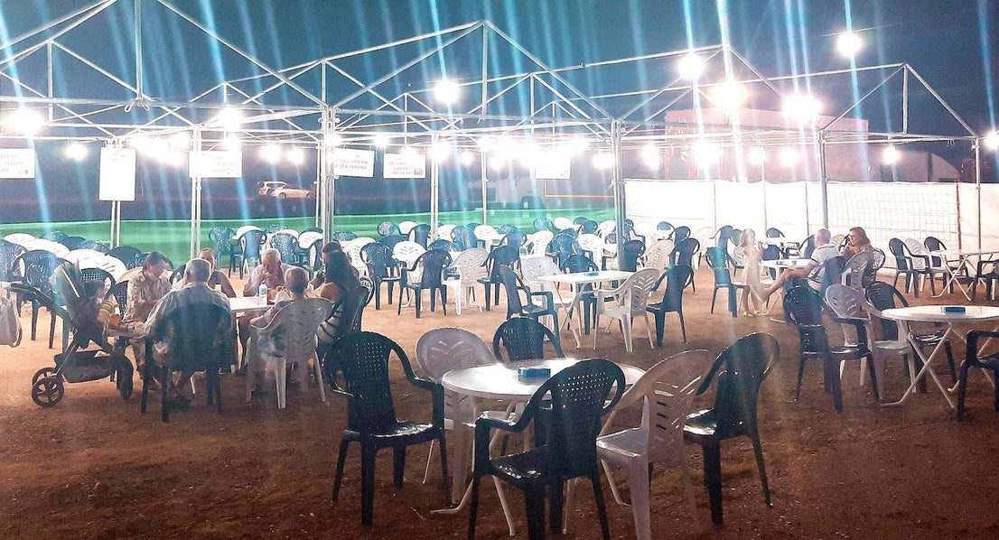 Sin verbena, sin pregón de fiestas, sin feria de día, sin fuegos artificiales, sin día de peñas,... Pero con atracciones en el ferial, puestecillos, terrazas de hamburgueserías ambulantes y, sobre todo, con ilusión, aunque acompañada de precaución y medidas de seguridad. Así se resumen las Fiestas de agosto 2021 en Miajadas. 