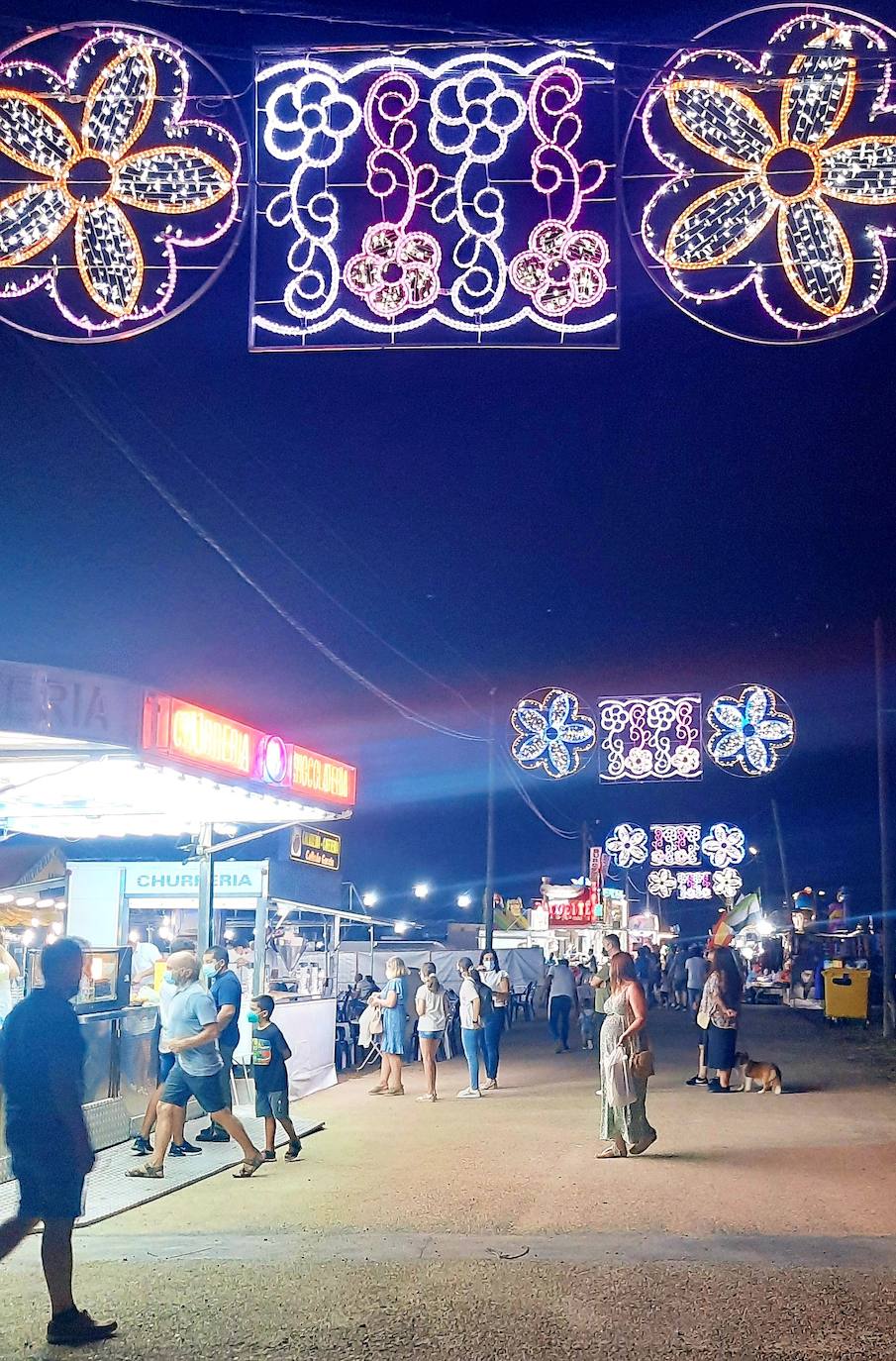 Sin verbena, sin pregón de fiestas, sin feria de día, sin fuegos artificiales, sin día de peñas,... Pero con atracciones en el ferial, puestecillos, terrazas de hamburgueserías ambulantes y, sobre todo, con ilusión, aunque acompañada de precaución y medidas de seguridad. Así se resumen las Fiestas de agosto 2021 en Miajadas. 