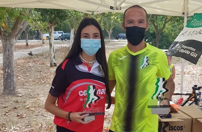 Celia Álvarez y Sergio Redondo posan con el premio de reconocimiento a los mejores de la temporada 
