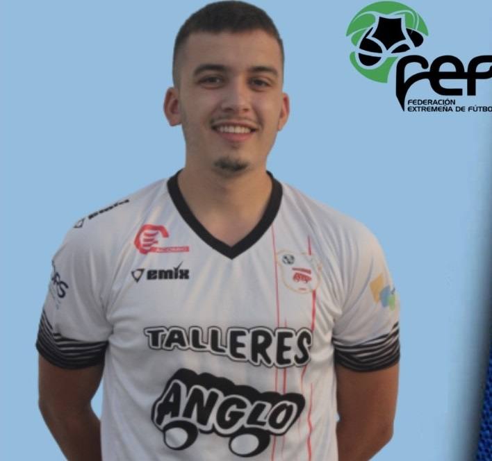 El mediocentro Agustín Torres posa con la equipación del Talleres Anglo 