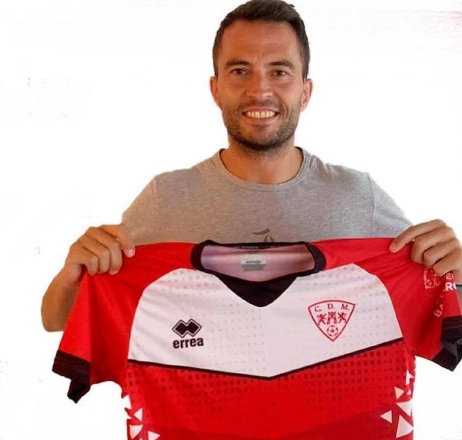 Jesús Rubio posa con la camiseta del CD Miajadas 
