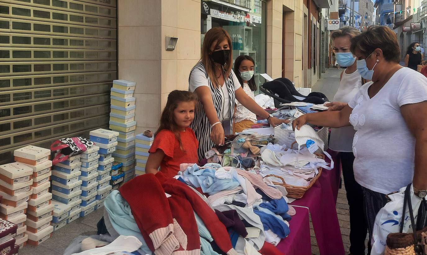 Vecinos y visitantes han vuelto a disfrutar de la iniciativa miajadeña 'El comercio sale a la calle', impulsada por ACOMIC. Pequeños empresarios de la localidad pusieron sus stands a lo largo de la avenida Trujillo y ofrecieron gran variedad de productos a precios de liquidación. Los clientes pudieron comprar a buenos precios y los comerciantes pudieron sacar stocks para poder hacer sitio a la nueva temporada. La actividad estuvo controlada en todo momento por Policía Local y Protección Civil. 
