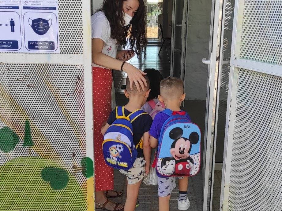 La maestra da la bienvenida a los pequeños alumnos alonseños 