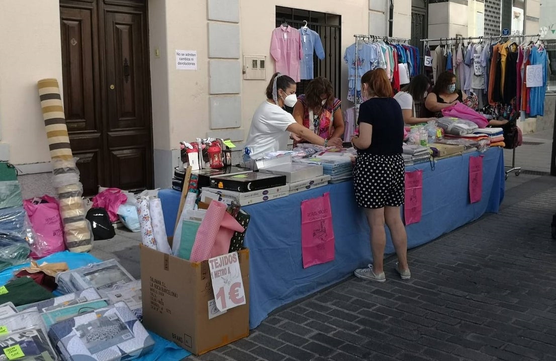 Vecinos y visitantes han vuelto a disfrutar de la iniciativa miajadeña 'El comercio sale a la calle', impulsada por ACOMIC. Pequeños empresarios de la localidad pusieron sus stands a lo largo de la avenida Trujillo y ofrecieron gran variedad de productos a precios de liquidación. Los clientes pudieron comprar a buenos precios y los comerciantes pudieron sacar stocks para poder hacer sitio a la nueva temporada. La actividad estuvo controlada en todo momento por Policía Local y Protección Civil. 
