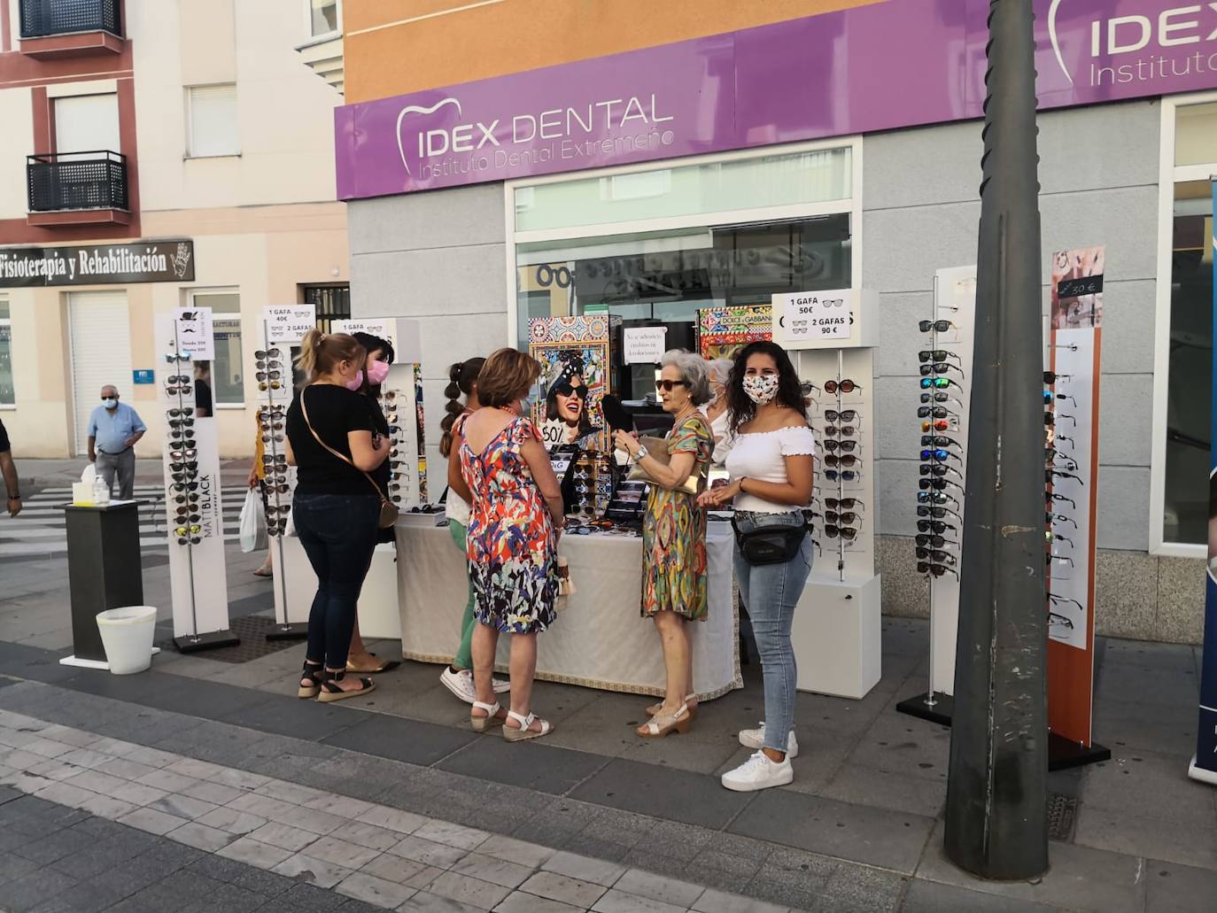 Vecinos y visitantes han vuelto a disfrutar de la iniciativa miajadeña 'El comercio sale a la calle', impulsada por ACOMIC. Pequeños empresarios de la localidad pusieron sus stands a lo largo de la avenida Trujillo y ofrecieron gran variedad de productos a precios de liquidación. Los clientes pudieron comprar a buenos precios y los comerciantes pudieron sacar stocks para poder hacer sitio a la nueva temporada. La actividad estuvo controlada en todo momento por Policía Local y Protección Civil. 