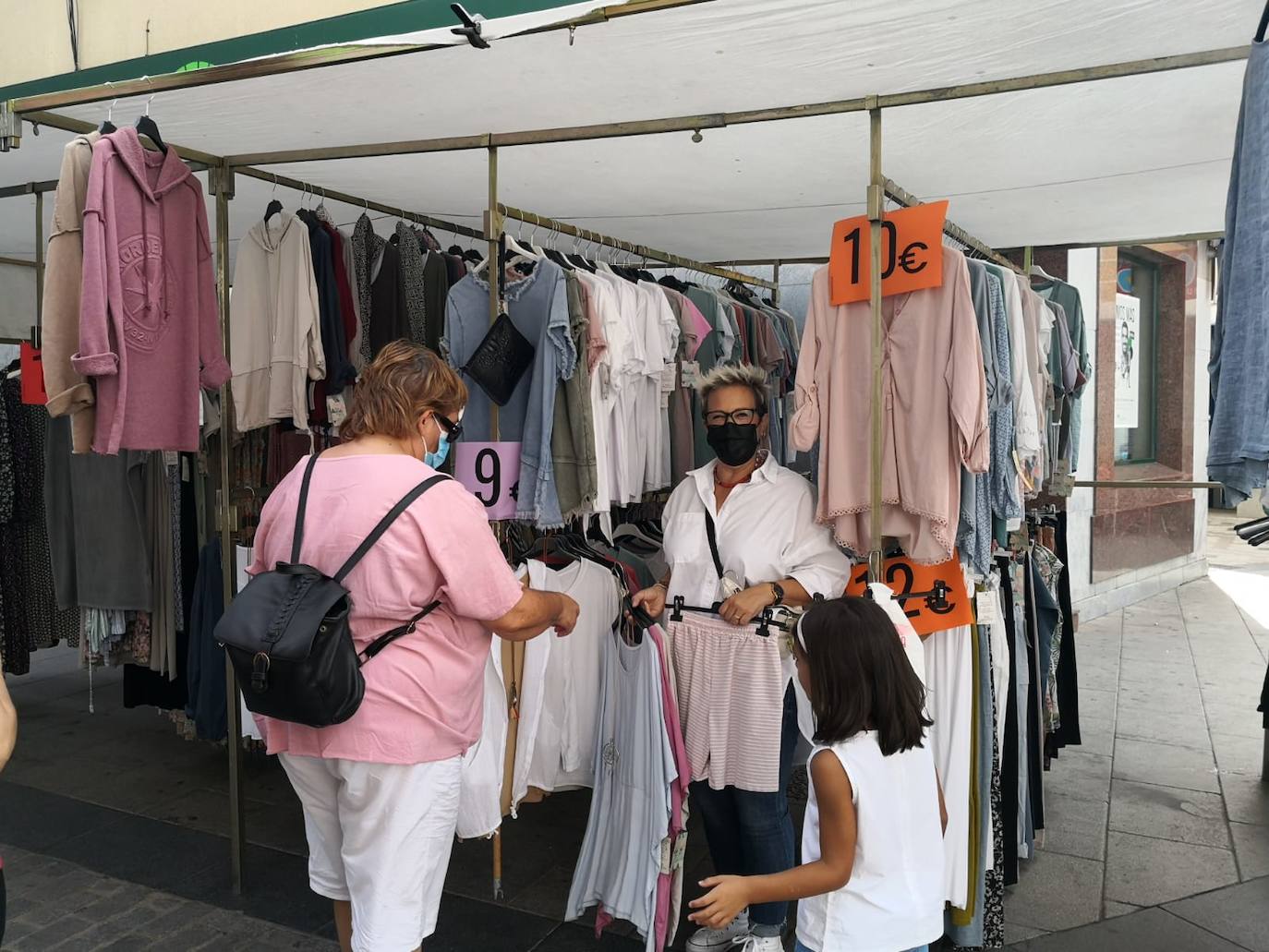 Vecinos y visitantes han vuelto a disfrutar de la iniciativa miajadeña 'El comercio sale a la calle', impulsada por ACOMIC. Pequeños empresarios de la localidad pusieron sus stands a lo largo de la avenida Trujillo y ofrecieron gran variedad de productos a precios de liquidación. Los clientes pudieron comprar a buenos precios y los comerciantes pudieron sacar stocks para poder hacer sitio a la nueva temporada. La actividad estuvo controlada en todo momento por Policía Local y Protección Civil. 