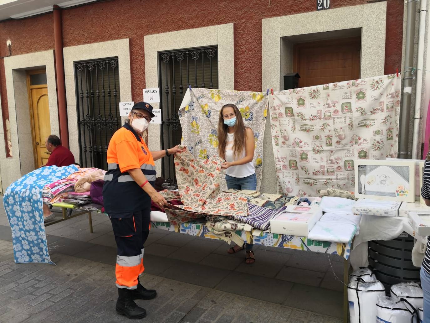 Vecinos y visitantes han vuelto a disfrutar de la iniciativa miajadeña 'El comercio sale a la calle', impulsada por ACOMIC. Pequeños empresarios de la localidad pusieron sus stands a lo largo de la avenida Trujillo y ofrecieron gran variedad de productos a precios de liquidación. Los clientes pudieron comprar a buenos precios y los comerciantes pudieron sacar stocks para poder hacer sitio a la nueva temporada. La actividad estuvo controlada en todo momento por Policía Local y Protección Civil. 