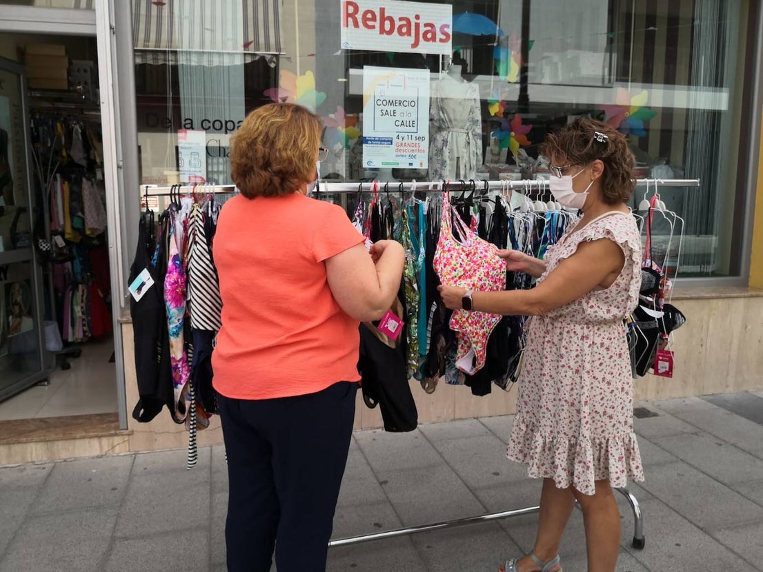 Vecinos y visitantes han vuelto a disfrutar de la iniciativa miajadeña 'El comercio sale a la calle', impulsada por ACOMIC. Pequeños empresarios de la localidad pusieron sus stands a lo largo de la avenida Trujillo y ofrecieron gran variedad de productos a precios de liquidación. Los clientes pudieron comprar a buenos precios y los comerciantes pudieron sacar stocks para poder hacer sitio a la nueva temporada. La actividad estuvo controlada en todo momento por Policía Local y Protección Civil. 