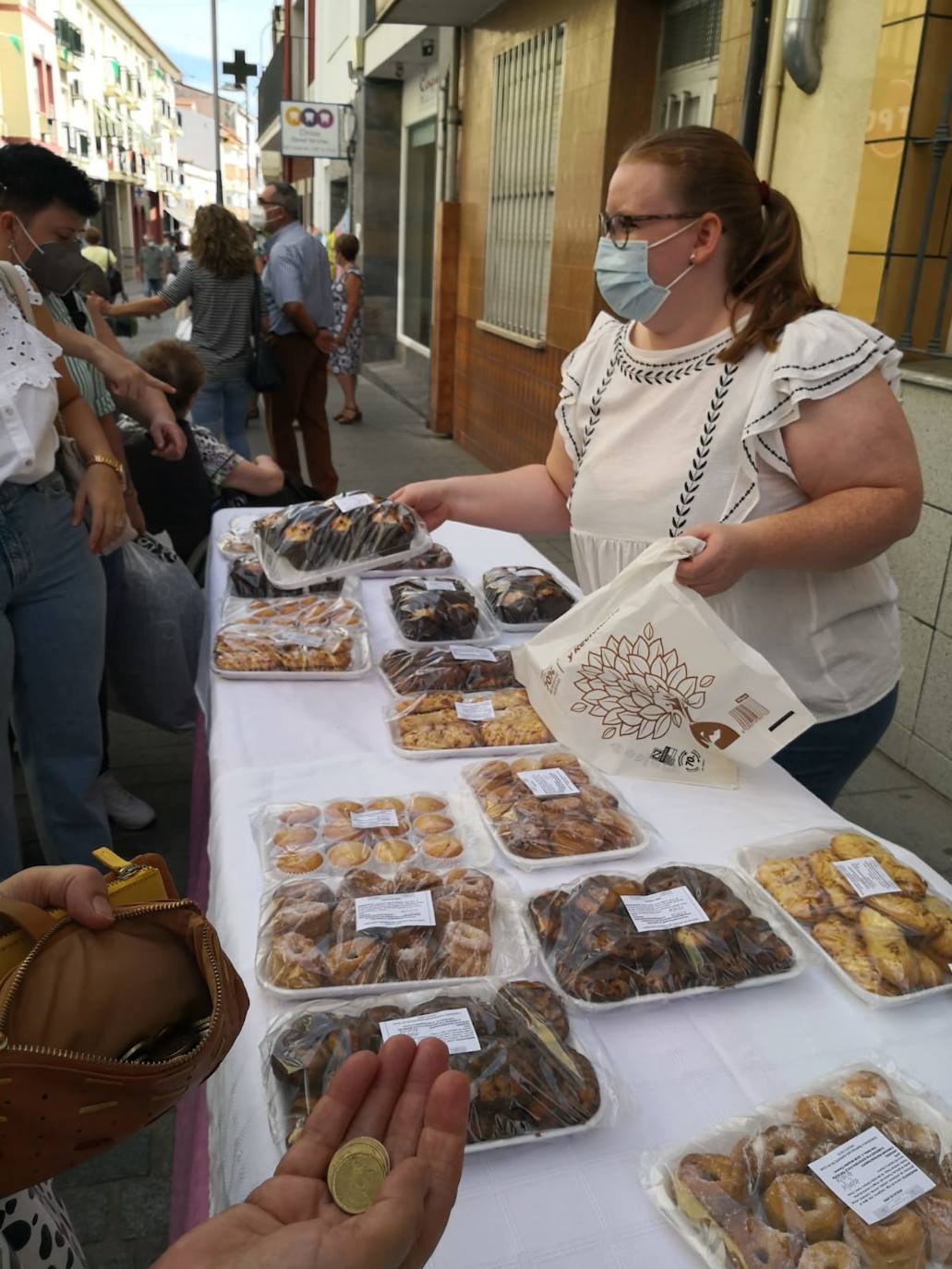 Vecinos y visitantes han vuelto a disfrutar de la iniciativa miajadeña 'El comercio sale a la calle', impulsada por ACOMIC. Pequeños empresarios de la localidad pusieron sus stands a lo largo de la avenida Trujillo y ofrecieron gran variedad de productos a precios de liquidación. Los clientes pudieron comprar a buenos precios y los comerciantes pudieron sacar stocks para poder hacer sitio a la nueva temporada. La actividad estuvo controlada en todo momento por Policía Local y Protección Civil. 