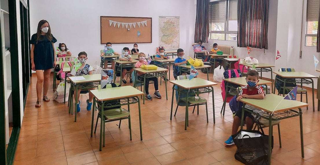 Los pequeños miajadeños han comenzado la vuelta al cole del nuevo curso 2021-22 con ilusión por reencontrarse con sus compañeros y profesores. Algunos aún con el chip de las vacaciones, pero con las mismas ganas de aprender. Un curso marcado de nuevo por las mascarillas, pero que hacen que sonrían con más ganas para reflejarlo en su mirdada. 