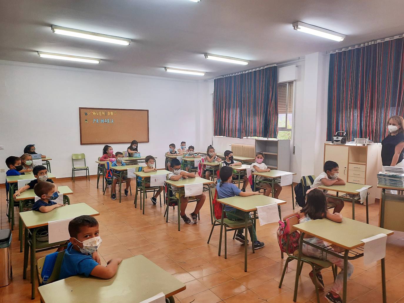 Los pequeños miajadeños han comenzado la vuelta al cole del nuevo curso 2021-22 con ilusión por reencontrarse con sus compañeros y profesores. Algunos aún con el chip de las vacaciones, pero con las mismas ganas de aprender. Un curso marcado de nuevo por las mascarillas, pero que hacen que sonrían con más ganas para reflejarlo en su mirdada. 