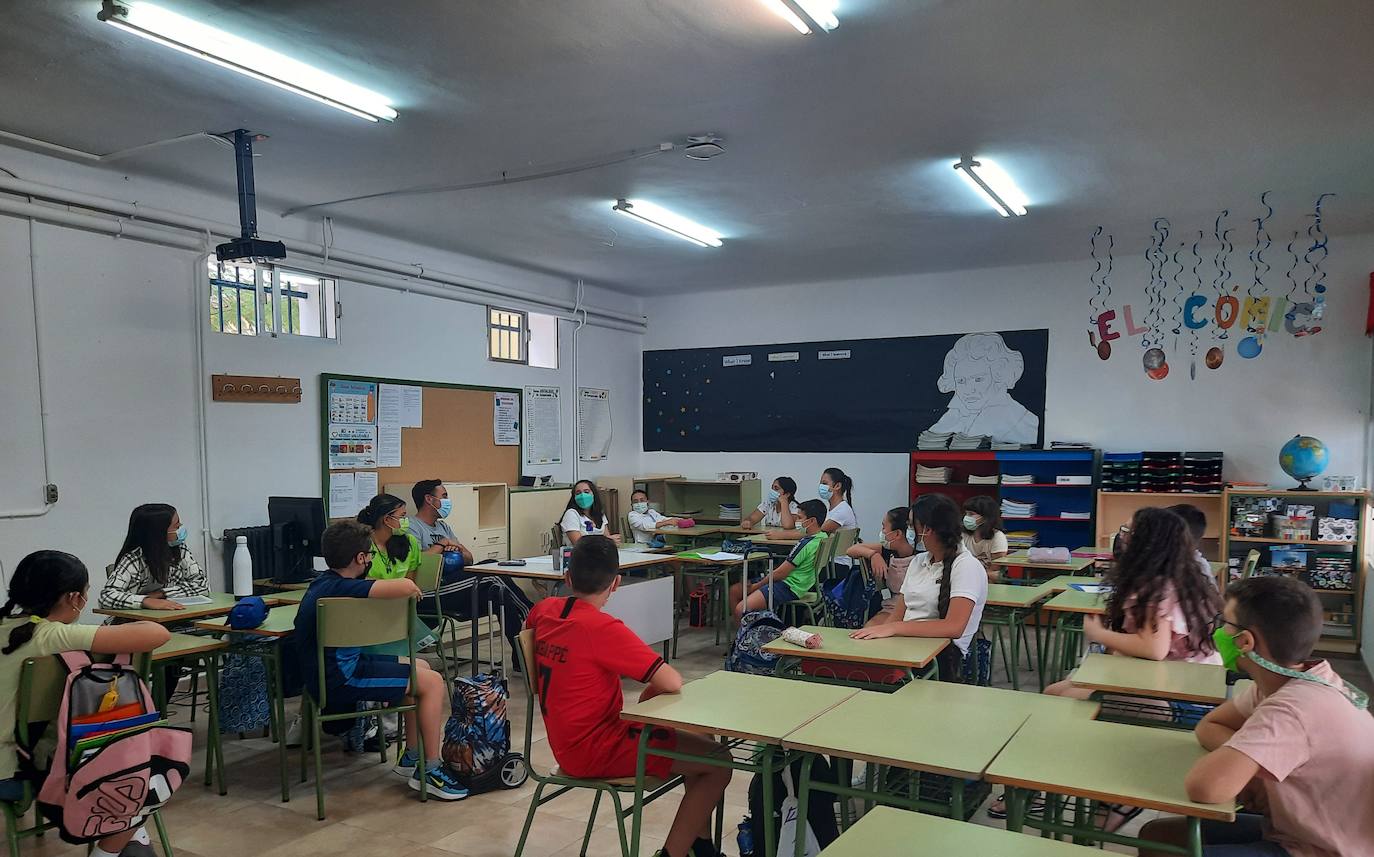 Los pequeños miajadeños han comenzado la vuelta al cole del nuevo curso 2021-22 con ilusión por reencontrarse con sus compañeros y profesores. Algunos aún con el chip de las vacaciones, pero con las mismas ganas de aprender. Un curso marcado de nuevo por las mascarillas, pero que hacen que sonrían con más ganas para reflejarlo en su mirdada. 