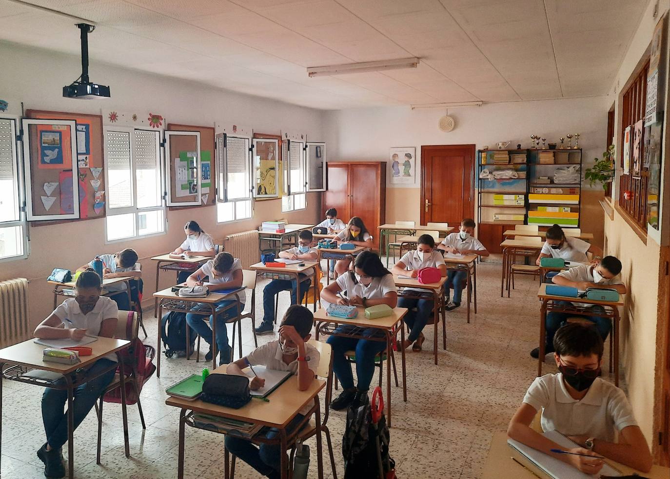 Los pequeños miajadeños han comenzado la vuelta al cole del nuevo curso 2021-22 con ilusión por reencontrarse con sus compañeros y profesores. Algunos aún con el chip de las vacaciones, pero con las mismas ganas de aprender. Un curso marcado de nuevo por las mascarillas, pero que hacen que sonrían con más ganas para reflejarlo en su mirdada. 