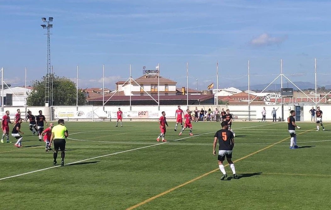 Talleres Anglo (equipación negra) frente al Trujillanos (roja) 
