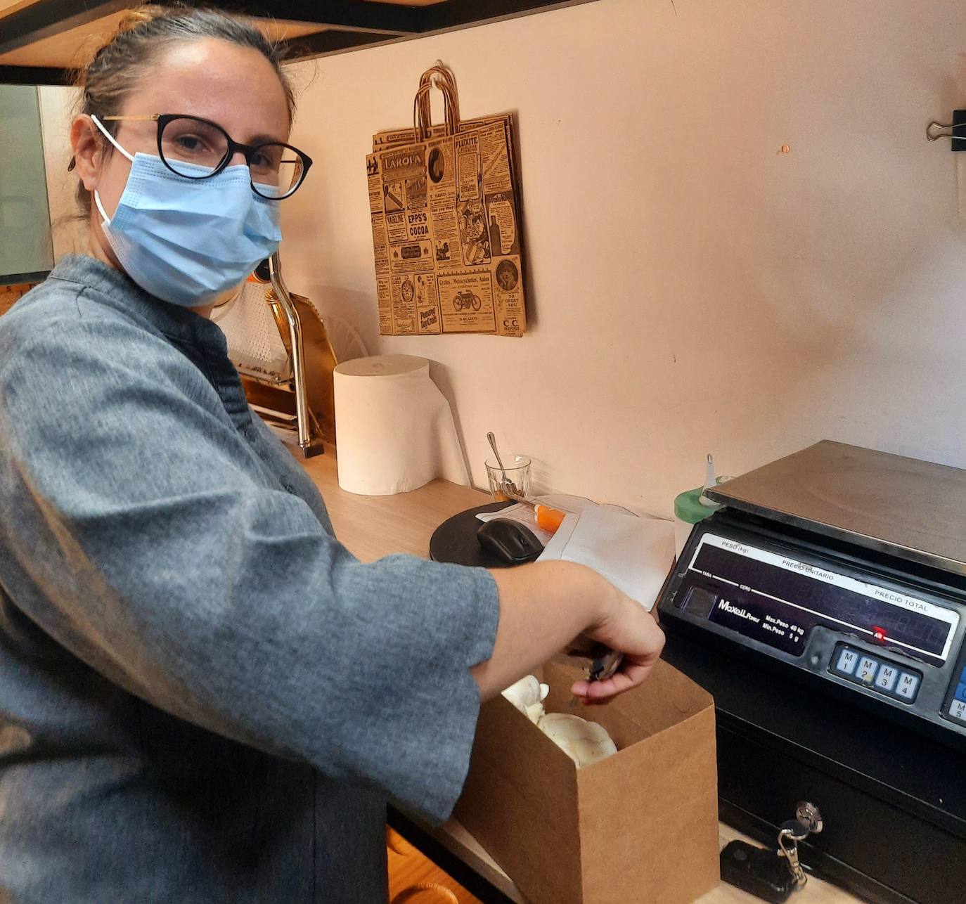 Raquel Prados prepara una de las cajas contra el desperdicio de alimentos 