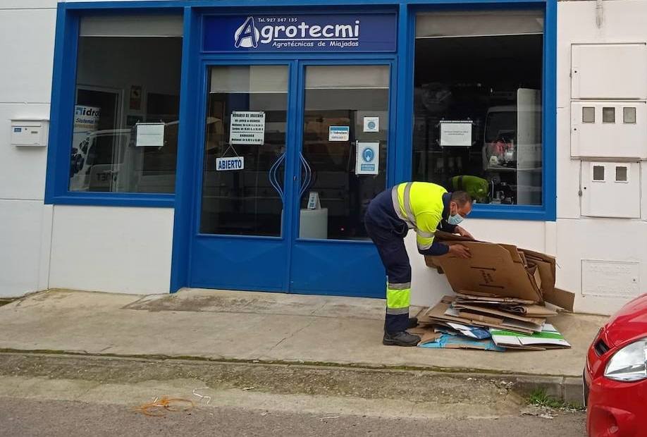 Uno de los trabajadores del servicio de recogida de cartón comercial en uno de los establecimientos de Miajadas 
