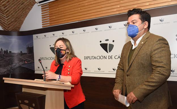 La diputada Amelia Molero y del presidente de Cruz Roja, Jesús Palo.